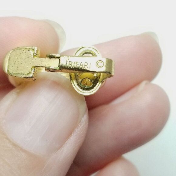 Vintage Crown Trifari Gold Tone Ribbed Hoop Clip On Earrings, Minimal Retro - Picture 5 of 7